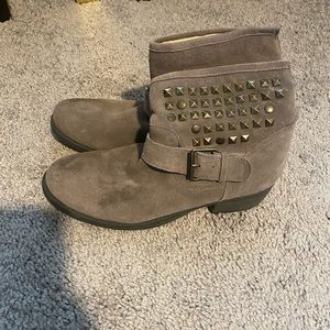 Taupe/light brown bootie with gromet details